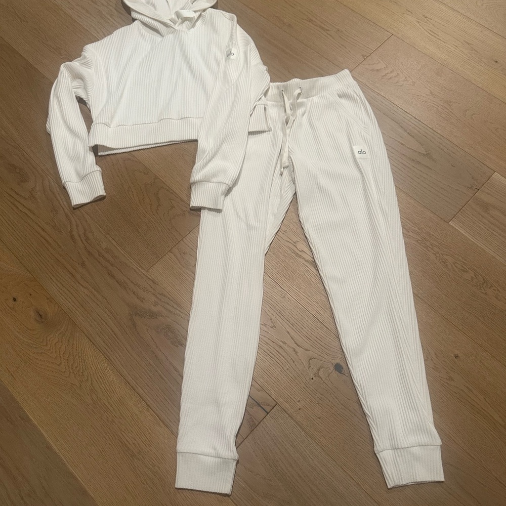 Alo muse sweat set